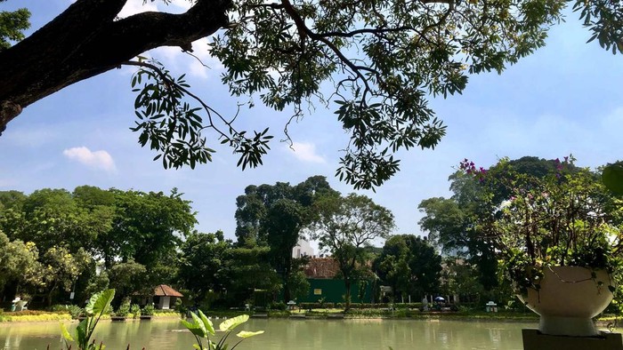 Langit Jakarta siang cerah pagi ini. Langit berwarna biru disertai degan gugusan awan.