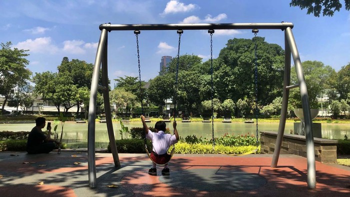 Langit Jakarta siang cerah pagi ini. Langit berwarna biru disertai degan gugusan awan.
