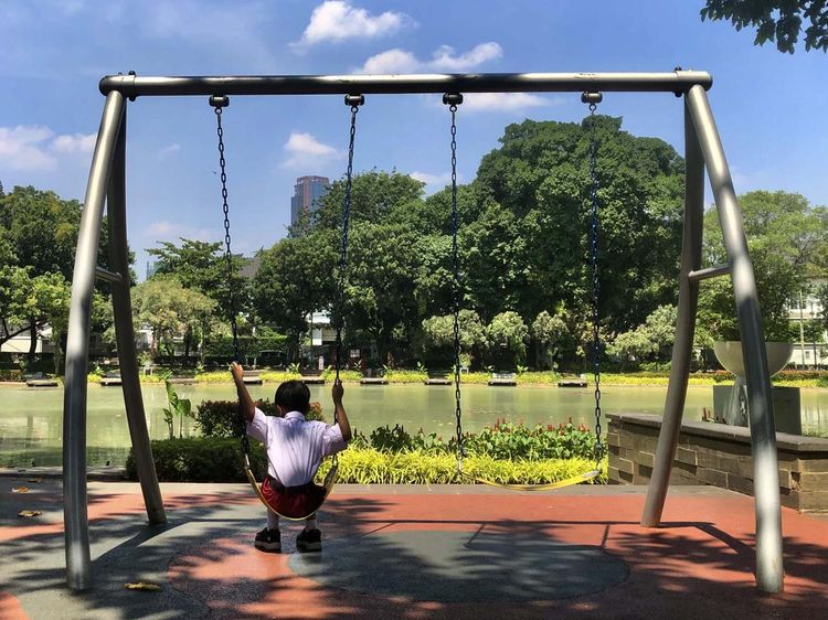 Potret Langit Jakarta Biru dan Berawan Pagi Ini, Polusi Berkurang?