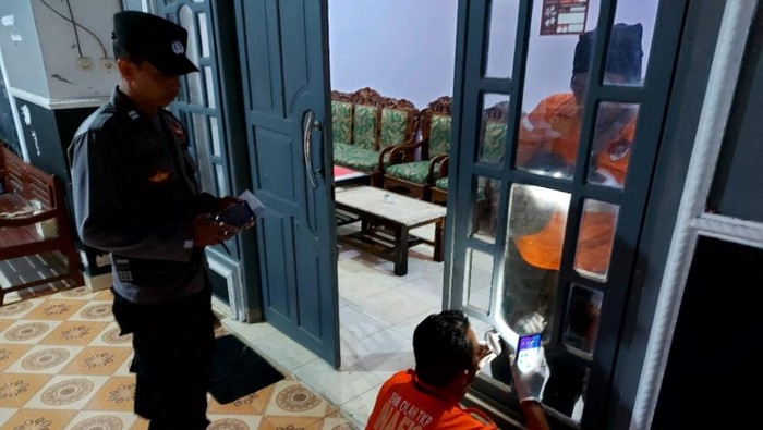 Polisi saat melakukan olah TKP pencurian di sebuah rumah wilayah Pengasih, Kulon Progo, Senin (11/9) malam.