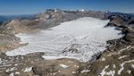 Melihat Ilmuwan Mengukur Es Gunung Alpen yang Kian Mencair