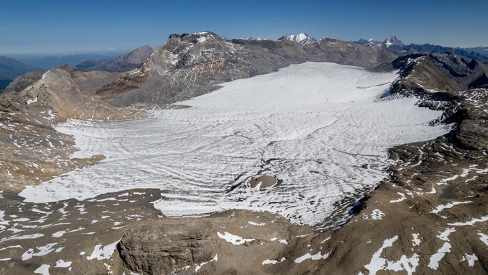 Glaciologist at ETHZ and head of the Glacier Monitoring in Switzerland (GLAMOS) Matthias Huss takes note of the decrease of ice, amid climate change on the Plaine Morte glacier in Crans-Montana, Switzerland, September 5, 2023. REUTERS/Denis Balibouse