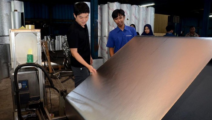 Direktur Utama PT. Thermo Tech Solutions, Je Hwan Young menjelaskan alur produksi Toilon ThermoTech CrossLinked Foam Thermal Insulation untuk memenuhi kebutuhan insulasi bangunan di Indonesia.