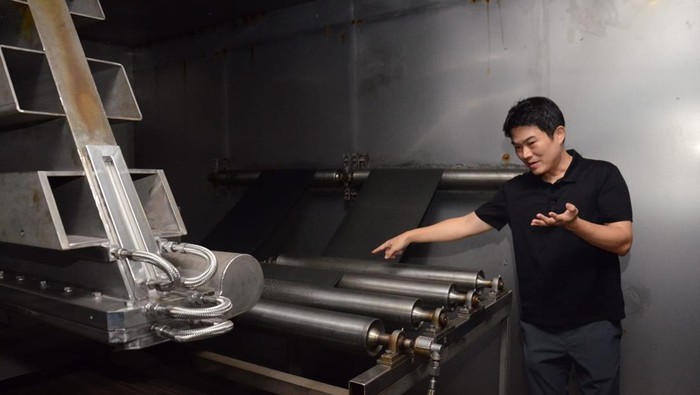 Direktur Utama PT. Thermo Tech Solutions, Je Hwan Young menjelaskan alur produksi Toilon ThermoTech CrossLinked Foam Thermal Insulation untuk memenuhi kebutuhan insulasi bangunan di Indonesia.