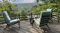 Traveler dapat menikmati kopi sembari melihat pemandangan hutan dan ditemani dengan alunan musik tradisional yang menenangkan. Cocok banget untuk healing.  
