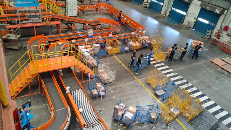 Lazada, salah satu e-commerce terbesar di Indonesia, punya gudang yang gede banget. Disampaikan oleh Adiputra Wiharja, SVP Logistics Lazada Indonesia, bahwa luasnya hampir 10 hektar.