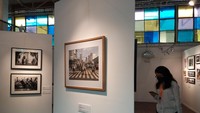 Lokasi JIPFest yang pertama berada di area Creative Hall M M Bloc Space. Di sini, kamu bisa melihat Indonesia Photo Fair dan pameran buku foto yang bisa dikoleksi oleh para pencinta seni fotografi.   Foto: Tia Agnes/ detikcom