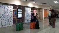 Berjalanlah ke arah Mal Blok M yang kini terbengkalai dan sepi. Di sana, ada pameran Generation yang memuat jepretan puluhan fotografer.   Foto: Tia Agnes/ detikcom