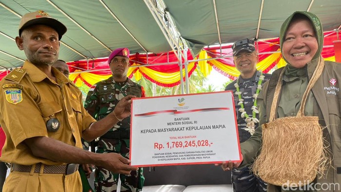 Mensos Tri Rismaharini ke Pulau Mapia, Kabupaten Supiori, Papua, untuk memberikan sejumlah bantuan berupa pembangkit listrik, sembako, hingga hewan ternak. (Azhar BR/detikcom)