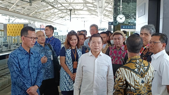 Menteri PPN/Kepala Bappenas Naik MRT Jakarta