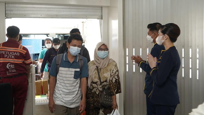 PT ASDP Indonesia Ferry menyediakan layanan  prima dari pramugari dan pramugara kapal ekspress yang saat ini bertugas di lintas Merak-Bakauheni.