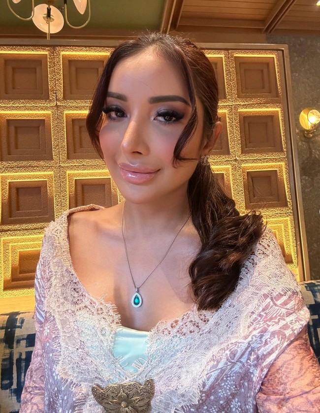 Penampilan Millen kala menghadiri acara mitoni Aurel Hermansyah itu yang kemudian berhasil mencuri atensi. Pasalnya paras Millen terlihat berbeda dari yang sebelumnya. Foto: Instagram/@millencyrus