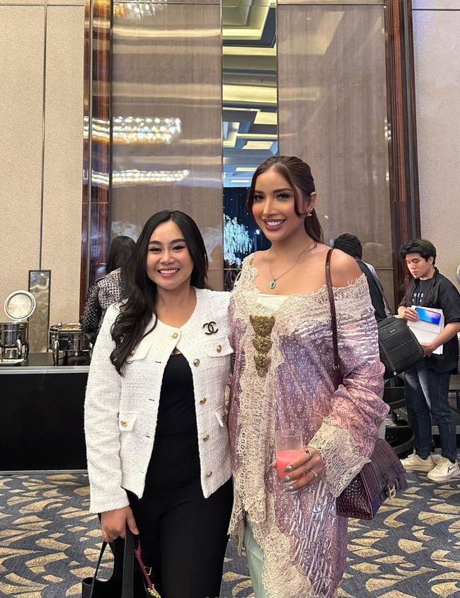 Hadir ke acara mitoni Aurel Hermansyah, Millen juga terlihat tak ditemani oleh sang kekasih. Ia tampak berfoto bersama beberapa tamu undangan yang juga hadir di acara tersebut. Foto: Instagram/@millencyrus