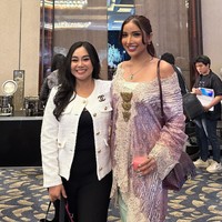 Hadir ke acara mitoni Aurel Hermansyah, Millen juga terlihat tak ditemani oleh sang kekasih. Ia tampak berfoto bersama beberapa tamu undangan yang juga hadir di acara tersebut. Foto: Instagram/@millencyrus