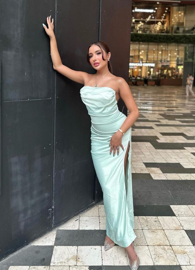 Dalam beberapa foto terlihat Millen yang melepas outer yang dikenakannya dan tampil dengan hanya mengenakan dress hijau tosca dengan belahan samping yang cukup tinggi. Mengenakan gaun tersebut Millen pun tampak anggun mempesona.Foto: Instagram/@millencyrus