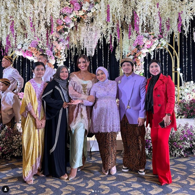 Aurel Hermansyah dan Atta Halilintar baru saja menggelar acara 7 bulanan untuk anak kedua mereka. Acara tersebut digelar secara mewah di hotel Sheraton Grand Jakarta Gandaria City Hotel. Dari antara banyak tamu undangan terlihat Millen Cyrus ikut hadir di acara tersebut. Foto: Instagram/@millencyrus