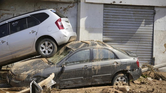 Mobil-mobil Jadi Saksi Bisu Ganasnya Badai Menghantam Libya In this photo provided by the Libyan government, cars sit, one stacked on top of the other, after being carried by floodwaters in Derna, Libya, on Monday, Sept. 11, 2023. Mediterranean storm Daniel caused devastating floods in Libya that broke dams and swept away entire neighborhoods and wrecked homes in multiple coastal towns in the east of the North African nation. (Libyan government via AP)