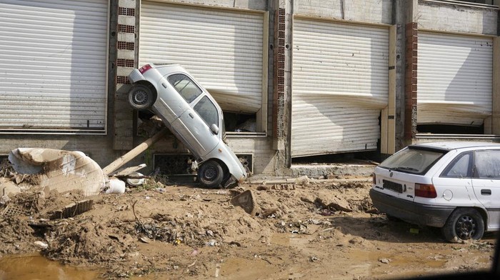Mobil-mobil Jadi Saksi Bisu Ganasnya Badai Menghantam Libya In this photo provided by the Libyan government, a car sits suspended against a shop front after being carried by floodwaters in Derna, Libya, on Monday, Sept. 11, 2023. Mediterranean storm Daniel caused devastating floods in Libya that broke dams and swept away entire neighborhoods and wrecked homes in multiple coastal towns in the east of the North African nation. As many as 2,000 people were feared dead one of the country's leaders said. (Libyan government via AP)