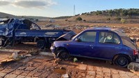 Mobil-mobil rusak di jalan raya, setelah badai dahsyat dan hujan deras melanda Qandula, Libya. REUTERS/Esam Omran Al-Fetori