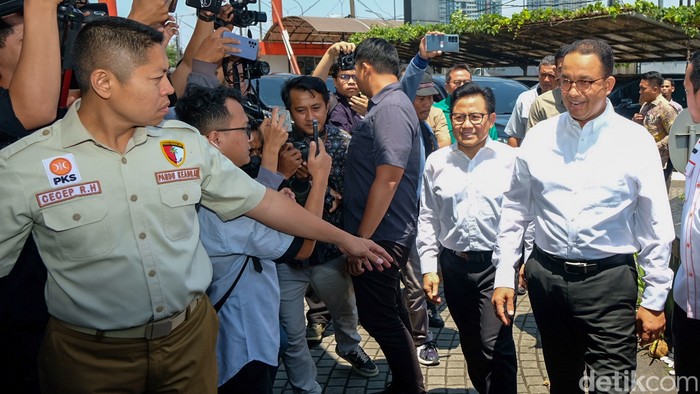 Anies dan Cak Imin menyambangi kantor DPP PKS, Jalan TB Simatupang, Jakarta Selatan, Selasa (12/9/2023). Mereka kompak mengenakan kemeja putih.