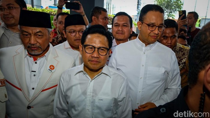 Anies dan Cak Imin menyambangi kantor DPP PKS, Jalan TB Simatupang, Jakarta Selatan, Selasa (12/9/2023). Mereka kompak mengenakan kemeja putih.