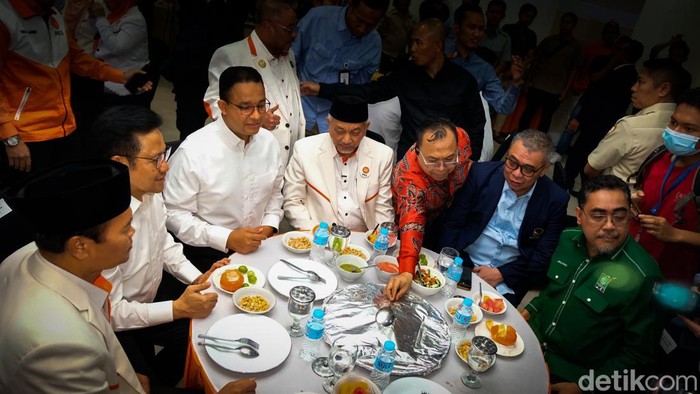Momen Anies-Cak Imin Kompak Berkemeja Putih ke DPP PKS Anies dan Cak Imin menyambangi kantor DPP PKS, Jalan TB Simatupang, Jakarta Selatan, Selasa (12/9/2023). Mereka kompak mengenakan kemeja putih.