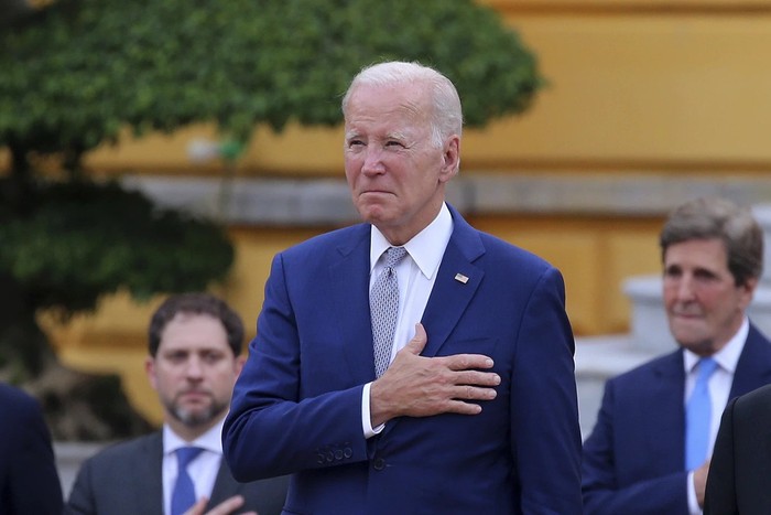 Momen saat Presiden AS Joe Biden menghadiri seremoni penyambutan di Istana Kepresidenan Vietnam. (Luong Thai Linh/Pool Photo via AP)