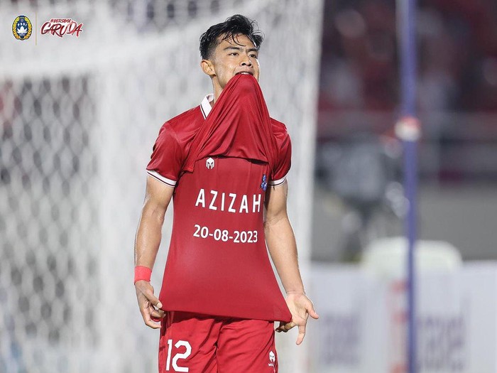Momen selebrasi Pratama Arhan pakai kaus bertuliskan Azizah
