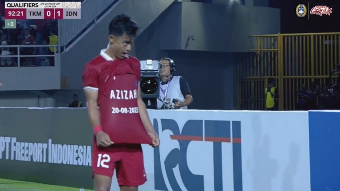 Momen selebrasi Pratama Arhan tunjukkan kaus bertuliskan Azizah