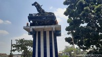 Tugu laka yang ada di jalan lingkar baru didirikan pada tahun 2016 jalan tersebut yang mengarah ke jalan Lingkar Kencing (ke arah Kudus-Jepara), kata Kanit Gakkum Polres Kudus, Ipda Moh Jafar, Senin (15/9/2025).
