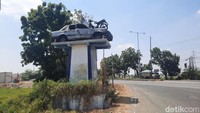 Di monumen itu ada mobil dan motor bertabrakan. Itu ada cerita tragis di balik monumen itu ada kecelakaan maut yang melibatkan truk dan bus pariwisata, jelas Jafar.