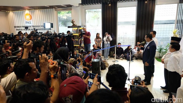 NasDem-PKS-PKB Kini Berkoalisi Dukung Anies-Cak Imin PKS, NasDem, dan PKB akhirnya berkumpul dalam Koalisi Perubahan. Koalisi ini menyokong Anies Baswedan dan Muhaimin Iskandar (Cak Imin) maju Pilpres 2024.