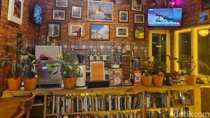 Nepa, Mountain, Book & Coffee, kafe yang menawarkan nuansa khas Nepal, pegunungan, buku, dan segelas kopi untuk menikmati waktu santai traveler di Yogyakarta.