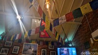 Hal inilah yang kemudian menjadi asal dari nama Nepa di kafenya. Tidak heran saat masuk ke dalam kafe, traveler akan menemukan ornamen dan pernak-pernik negara Nepal.  