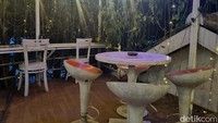 Terlihat kecil dari luar, kafe ini sebenarnya memiliki ruangan outdoor dan lantai 2 yang menghadap jalanan langsung.  