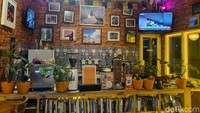 Traveler bisa melihat foto-foto yang diambil langsung oleh Rahmat Hadi pada perjalanannya naik gunung di dinding-dinding area indoor kafe.  