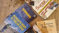Pada meja kasir terdapat deretan buku-buku yang merupakan koleksi pribadi dari pemilik. Traveler dapat membacanya selama di kafe, ada novel-novel, buku tentang sejarah, dan buku yang ditulis oleh Rahmat Hadi.  