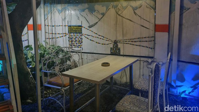 Kafe di Yogyakarta, Nepa, Mountain, Book & Coffee menawarkan nuansa khas Nepal, pegunungan, buku, dan segelas kopi untuk menikmati waktu santai traveler. Yuk coba.