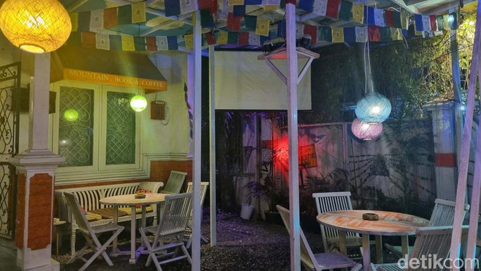Ngopi dengan Suasana Nepal di Yogyakarta Kafe di Yogyakarta, Nepa, Mountain, Book & Coffee menawarkan nuansa khas Nepal, pegunungan, buku, dan segelas kopi untuk menikmati waktu santai traveler. Yuk coba.