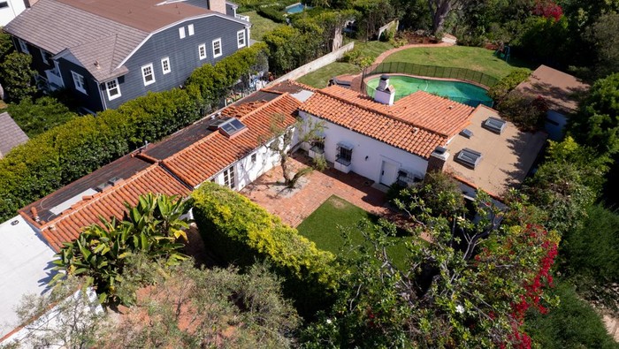 Nyaris Dirobohkan, Rumah Marilyn Monroe Kini Jadi Cagar Budaya View of Marilyn Monroe's Spanish Colonial-style former house as Los Angeles City Council voted to launch a process to designate actress Marilyn Monroe's former home, where she died of a drug overdose in 1962, a historic and cultural monument, blocking plans to demolish the property, in Los Angeles, California, U.S., September 11, 2023. REUTERS/Mike Blake