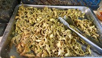 Salah satu menu incaran orang-orang, usus. Dijual per ons, harganya mulai dari Rp 15 ribu.