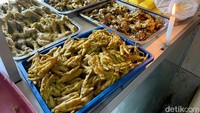 Selain paha dan dada ayam, di sini juga ada ceker, leher, ati ampela, sampai tahu dan tempe. Semuanya diungkep dengan bumbu yang sama.