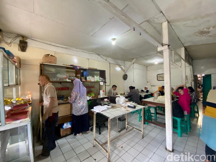 Nyaris Tutup, Ayam Goreng Kurnia Legendaris Diselamatkan Media Sosial