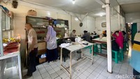 Rumah makannya sederhana dengan area untuk bersantap di tempat tak terlalu besar. Di sini pengunjung bisa tambah nasi sepuasnya lho!