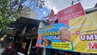 Goreng Ayam Kurnia Asli berlokasi di Jalan Moch Toha No. 100A, Astana Anyar. Tempat makan ini ramai direkomendasikan para food vlogger karena memiliki racikan ayam goreng enak.