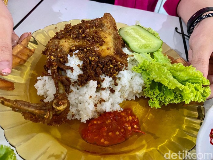 Nyaris Tutup, Ayam Goreng Kurnia Legendaris Diselamatkan Media Sosial