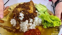 Setelah digoreng, ayam amat lembut dan juicy. Bahkan untuk potongan dada sekalipun yang terkenal lebih keras dari paha, tetap lembut.