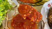 Sambal pendamping ayam goreng tak terlalu pedas. Berbahan cabe dan tomat, cita rasa sambal ini seperti sambal dadak khas Sunda.