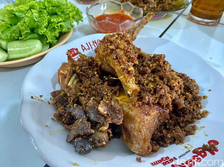 Raos Pisan! Ayam Goreng Kurnia Sejak 1972 yang Bertabur Bumbu Rempah