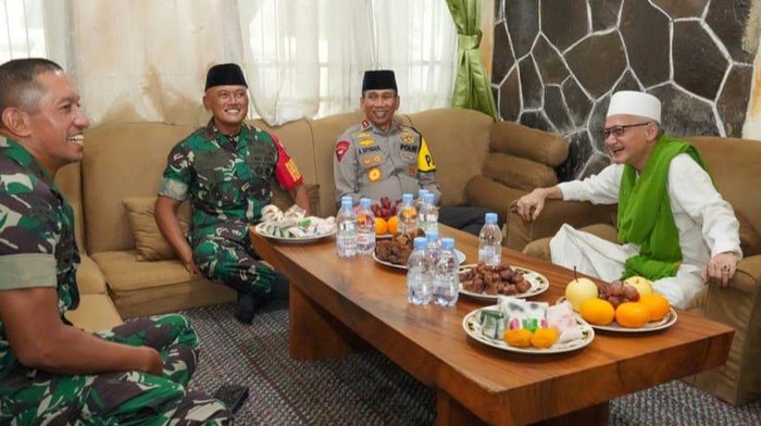 Pangdam III Siliwangi Mayjen TNI Erwin Djatniko dan Kapolda Jawa Barat (Jabar) Irjen Akhmad Wiyagus mengunjungi sejumlah pondok pesantren di Bogor